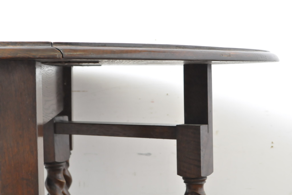 イギリスアンティーク　オーク材　脚のデザインが美しいツイストレッグバタフライテーブル(エクステンションテーブル、ダイニングテーブル、ラウンドテーブル、2人掛け、4人掛け、食卓)(R-063466)