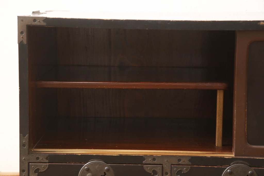 和製アンティーク　上品な金具が魅力の庄内箪笥ローボード(テレビ台、テレビボード、ローチェスト、引き出し、時代箪笥、収納棚、戸棚)(R-063563)