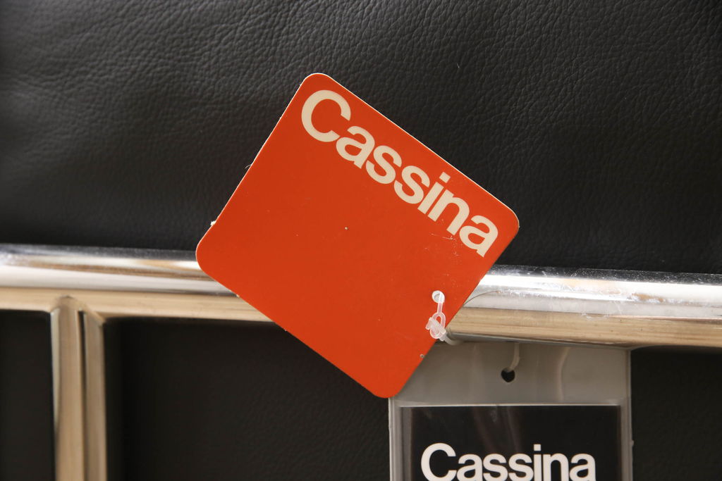 中古　Cassina(カッシーナ)　ル・コルビュジエ(Le Corbusier)　LC3　シンプルモダンなデザインがかっこいい1人掛けソファ(1Pソファ、一人掛け)(定価約98万円)(R-062545)