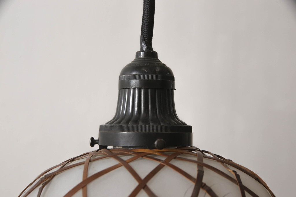 和製アンティーク　昭和レトロ　網目の竹細工が情緒ある趣きのペンダントライト(天井照明、吊り下げ照明、電笠、竹編み)(R-069906)