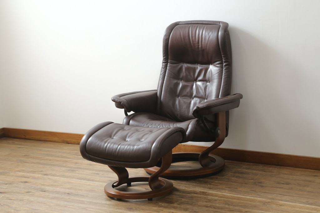 中古 EKORNES(エコーネス) ロイヤルシリーズ  極上のくつろぎの時間を演出するストレスレスチェア+オットマンのセット(クラシックベース、アームチェア、リクライニングチェア、椅子、イス、1人掛けソファ、1Pソファ、フットスツール、 北欧)(R-076877) | ラフジュ工房