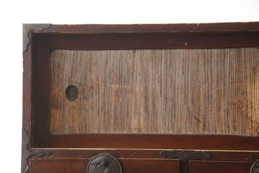 和製アンティーク　鶴亀金具　前面欅(ケヤキ)材製の二本松箪笥ローボード(収納棚、戸棚、テレビ台、テレビボード)(R-070290)