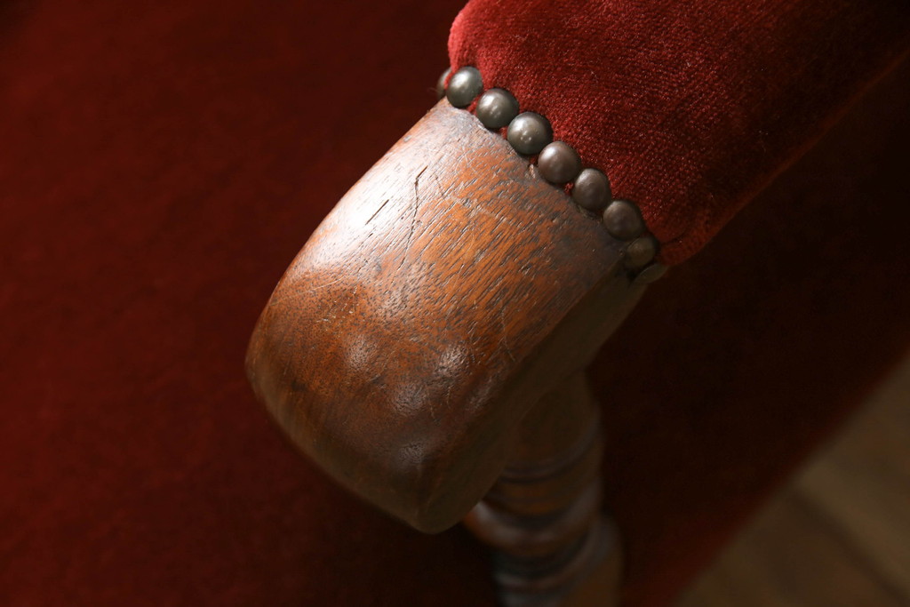 イギリスアンティーク　レッドカラーのファブリックが華やかな印象を与えるキャスター付きサロンチェア(アームチェア、ラウンジチェア、1人掛けソファ、1P、椅子、イス)(R-061305)