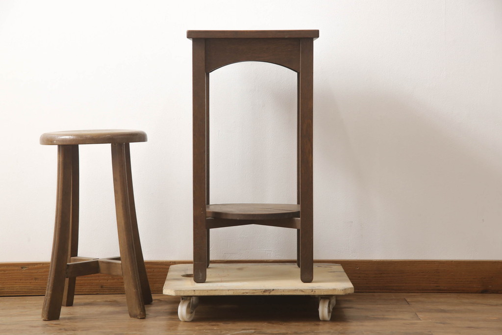 和製アンティーク　シンプルなデザインが使いやすいラワン材のサイドテーブル(飾り台、花台、エンドテーブル、ナイトテーブル)(R-070463)