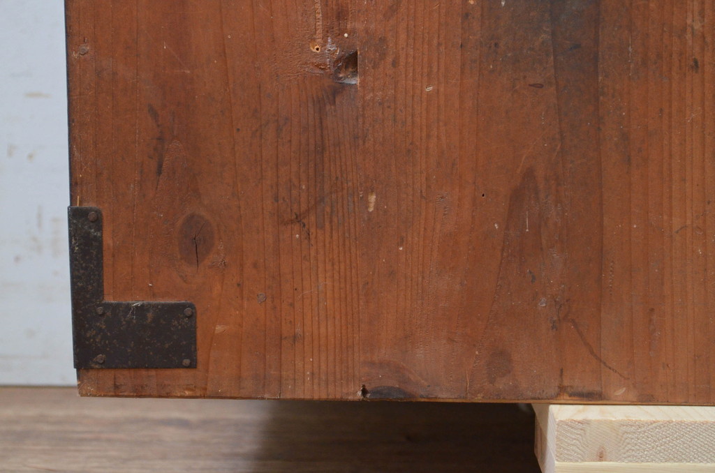 和製アンティーク　前面栗材　長い時を経て刻まれた風合いが趣溢れる重ね米沢箪笥(和たんす、時代箪笥、衣装タンス、収納箪笥)(R-069384)