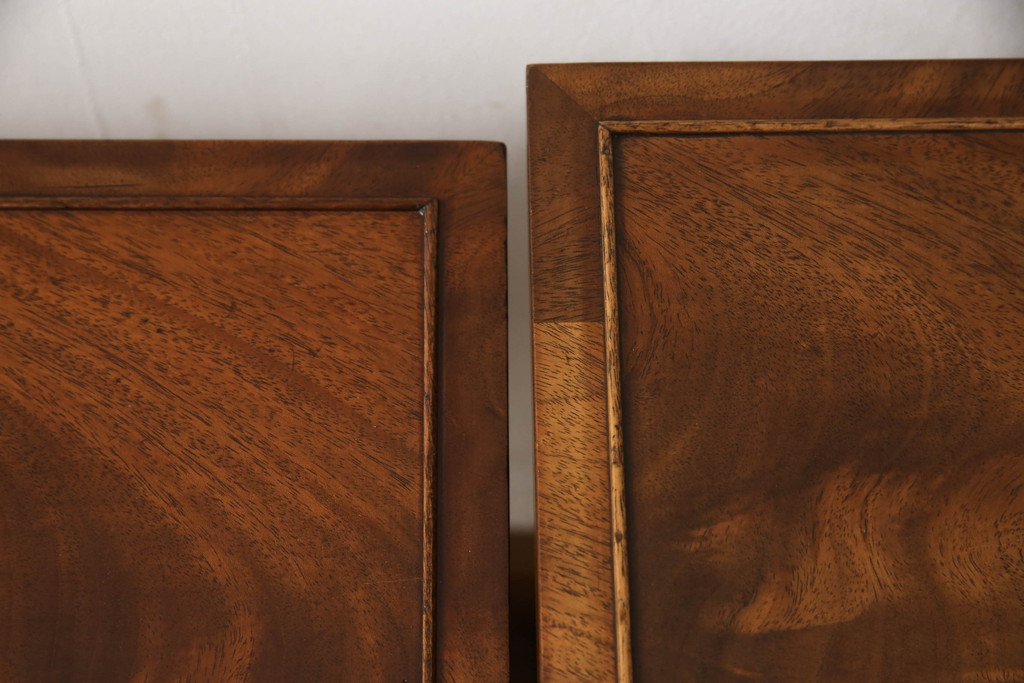 イギリスアンティーク　ウォールナット材　すらりと長い脚のデザインが目を引くネストテーブル(サイドテーブル、カフェテーブル、コーヒーテーブル、英国)(R-065833)