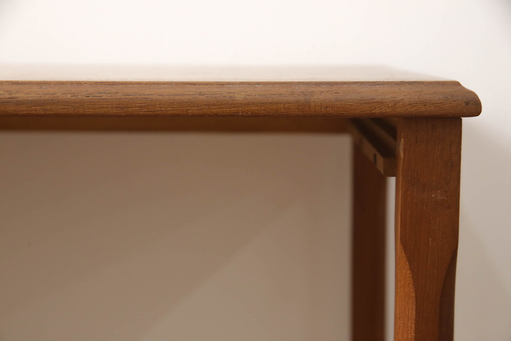 デンマークビンテージ　チーク材　すっきりとしたデザインが取り入れやすいネストテーブル(サイドテーブル、カフェテーブル、コーヒーテーブル、ローテーブル、北欧、ヴィンテージ)(R-070697)