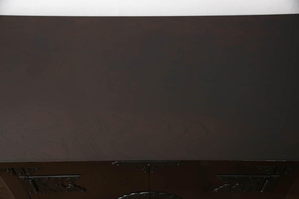 和製ビンテージ　美品　岩谷堂箪笥　桜木作　上品なデザインの黒金具が美しいサイドボード(サイドキャビネット、ローボード、リビングボード、テレビ台、テレビボード、収納棚、飾り棚、戸棚、ヴィンテージ)(R-070585)