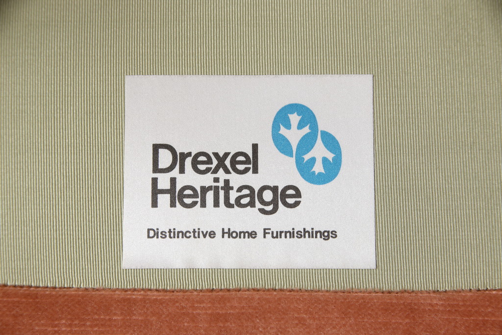 中古　美品　DREXEL HERITAGE(ドレクセルヘリテイジ)　可愛らしい色合いと上品な佇まいが魅力的なイージーチェア&オットマンセット(1人掛けソファ、1Pソファ、アームチェア、フットスツール)(R-062015)