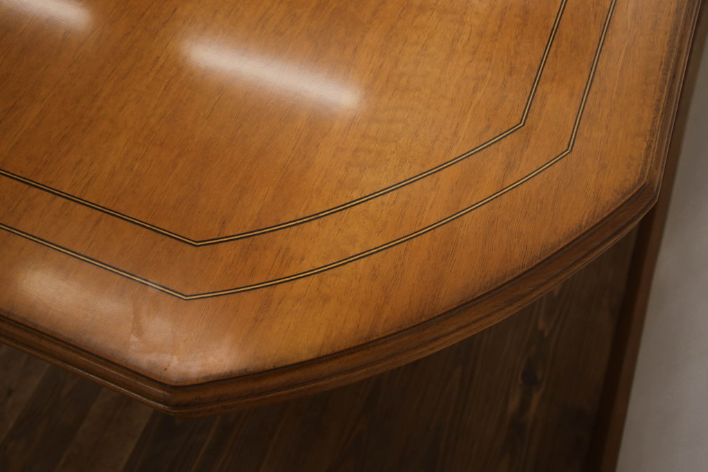 中古　美品　IDC大塚家具取り扱い　イタリア高級家具　メデア(Medea)　クラシカルな佇まいが美しいダイニングテーブル(エクステンションテーブル、拡張式テーブル、食卓、4人掛け、6人掛け)(R-070756)