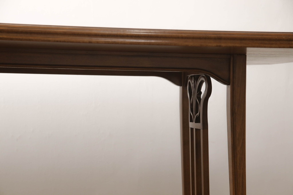 中古　美品　IDC大塚家具取り扱い　イタリア高級家具　メデア(Medea)　クラシカルな佇まいが美しいダイニングテーブル(エクステンションテーブル、拡張式テーブル、食卓、4人掛け、6人掛け)(R-070756)