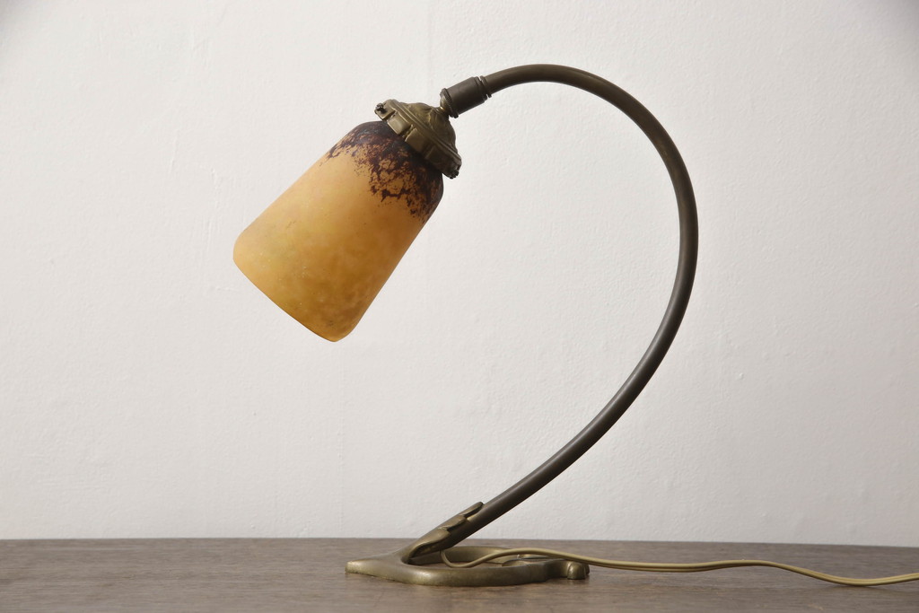 フランスアンティーク　ドーム兄弟　ドームナンシー(Daum nancy)　シンプルなデザインと温かみのある色合いが魅力のデスクランプ(卓上照明、テーブルランプ)(R-069207)