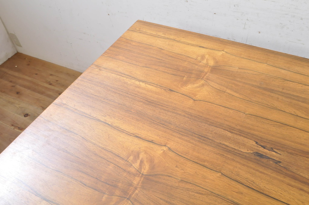 デンマークビンテージ　ローズウッド材の杢目が美しいダイニングテーブル(エクステンションテーブル、6人掛け、8人掛け、食卓、ヴィンテージ、北欧)(R-068585)