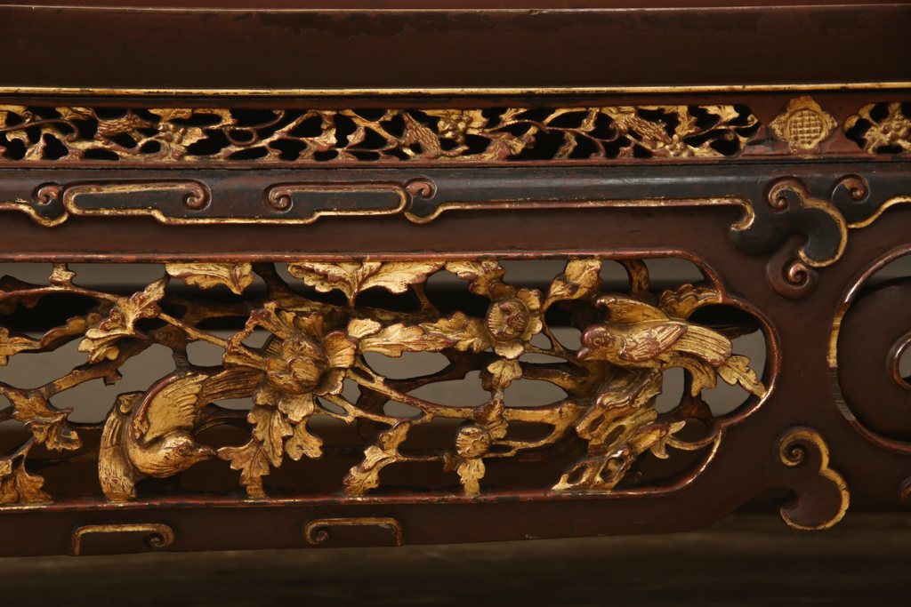 アンティーク家具　中国　金箔を使った装飾彫刻が目を惹くベンチソファ(ラウンジチェア、板座チェア)(R-058394)