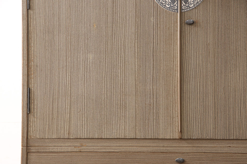 中古　繊細なデザインの金具が目を引く加茂総桐箪笥(並厚、桐たんす、着物箪笥、引き出し)(R-053876)