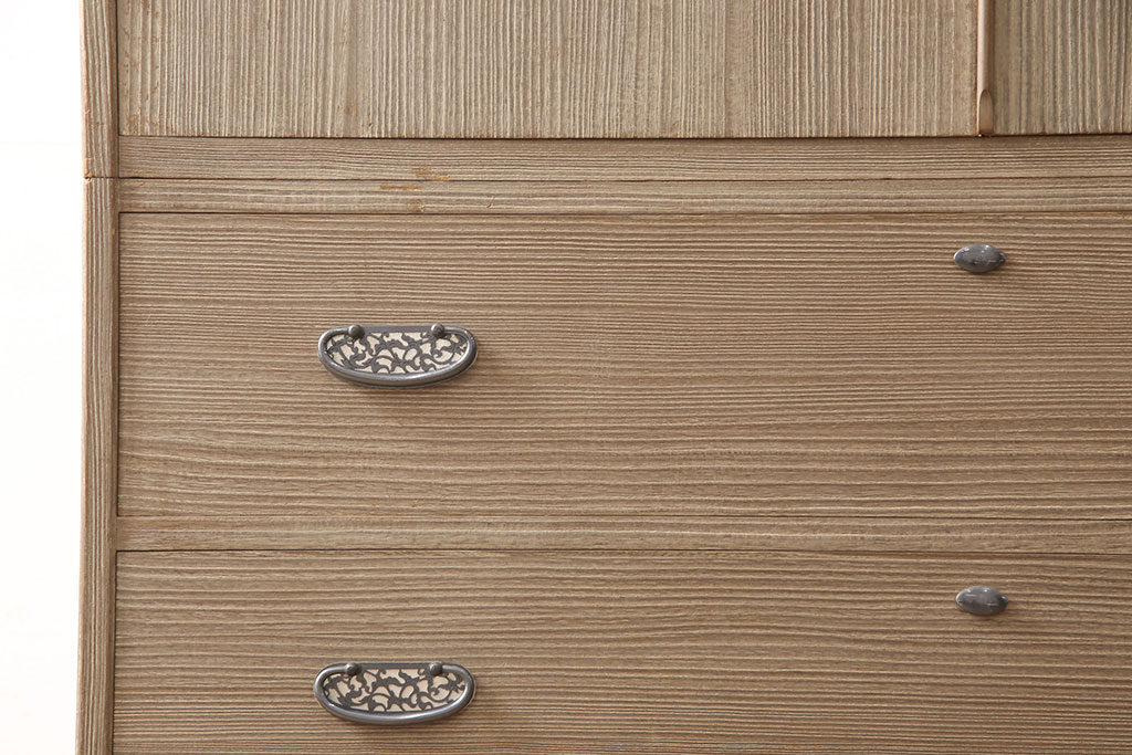 中古　繊細なデザインの金具が目を引く加茂総桐箪笥(並厚、桐たんす、着物箪笥、引き出し)(R-053876)
