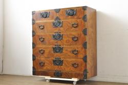 中古　民芸家具　屋久杉　彫刻と木の味わいが趣溢れる飾り棚(全体的に合板です)(収納棚、茶棚、サイドボード)(R-047699)