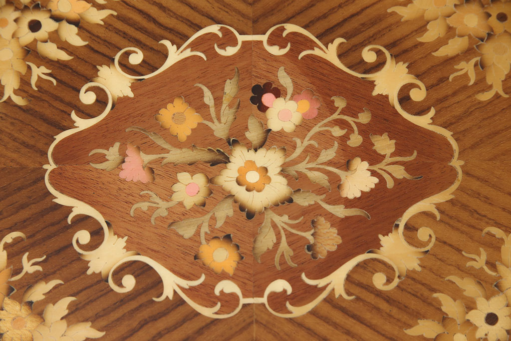 イタリアビンテージ　輸入家具　象嵌細工が美しい!華やかな雰囲気を醸し出す上蓋付きサイドテーブル(コンソールテーブル、飾り台、インレイ、ヴィンテージ)(R-052184)