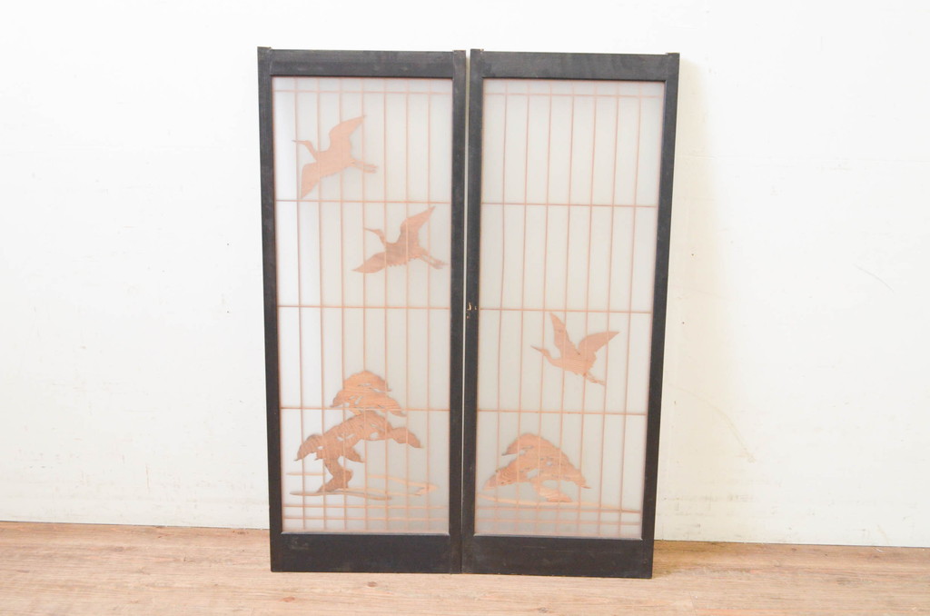 ビンテージ建具　両面ガラス　松・鶴の彫刻の入った書院戸2枚セット(引き戸、ガラス戸、窓、ヴィンテージ)(R-068844)