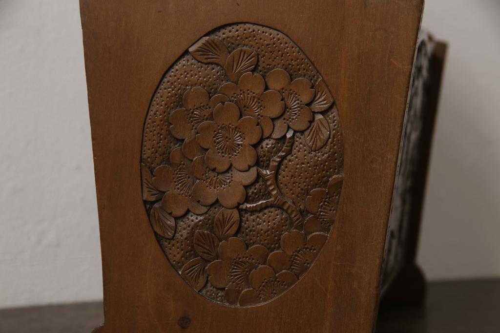 中古　伝統工芸　軽井沢彫り　桜の彫りが優美なマガジンラック(本立て、収納)(R-061786)