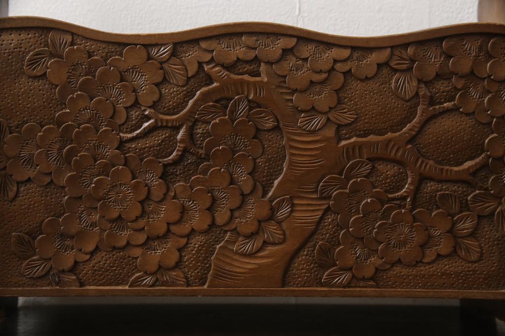 中古　伝統工芸　軽井沢彫り　桜の彫りが優美なマガジンラック(本立て、収納)(R-061786)