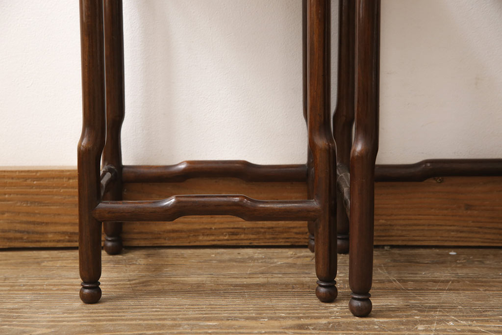 和製アンティーク　梅に鶯彫刻　凝ったつくりと彫刻が素晴らしい唐木ネストテーブル(飾り台、サイドテーブル)(R-052300)