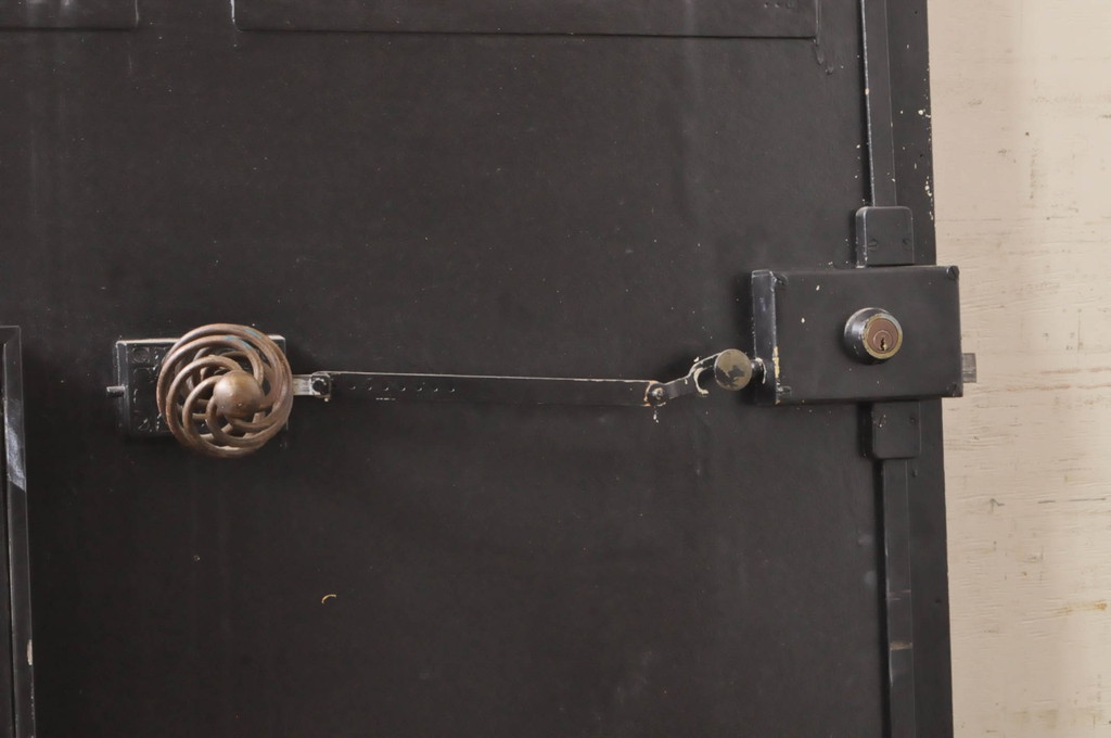 海外アンティーク　ペイント仕上げ限定　凝ったデザインのアイアンフェンス入り鉄製ドア1枚と明かり取り1枚セット(建具、鉄扉、明り取り)(R-068505)