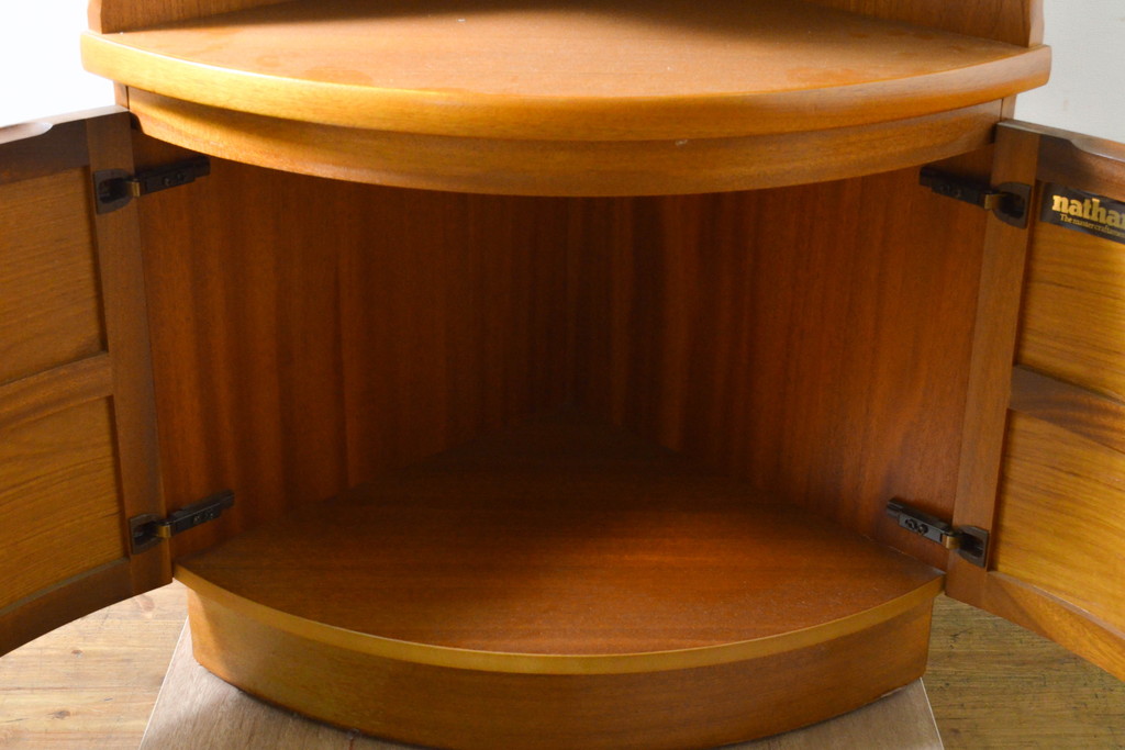 イギリスビンテージ　北欧スタイル　nathan(ネイサン)　チーク材　ユニークな形が個性的なコーナーキャビネット(飾り棚、収納棚、ヴィンテージ)(R-063340)