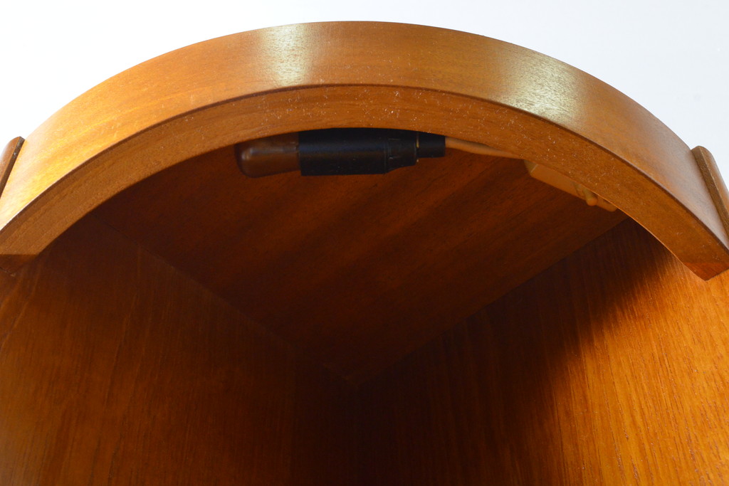 イギリスビンテージ　北欧スタイル　nathan(ネイサン)　チーク材　ユニークな形が個性的なコーナーキャビネット(飾り棚、収納棚、ヴィンテージ)(R-063340)