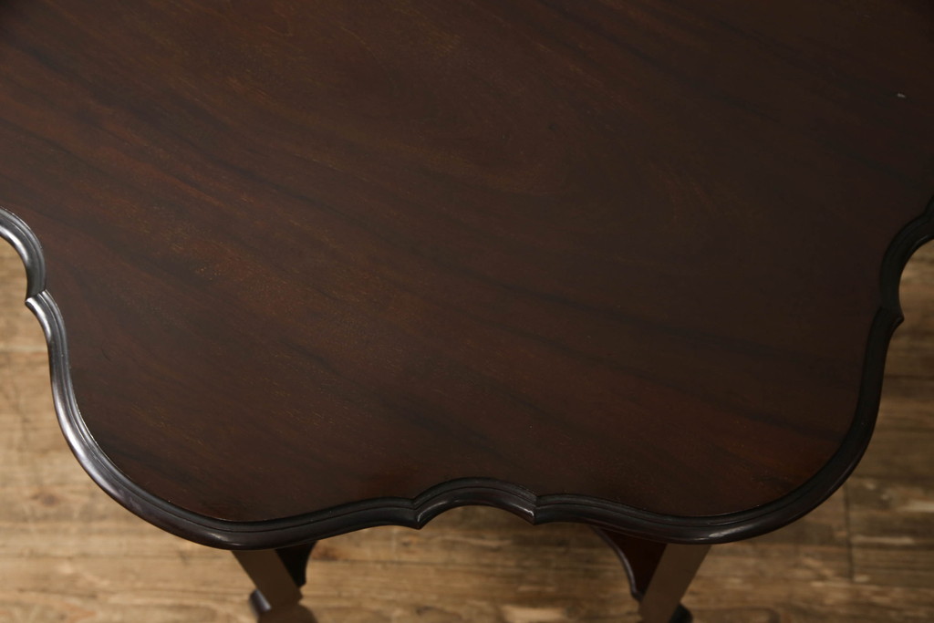 イギリスアンティーク　ウォールナット　高級品!!　凝ったデザインの透かし彫りがおしゃれなオケージョナルテーブル(サイドテーブル、カフェテーブル、コーヒーテーブル、ナイトテーブル)(R-063561)