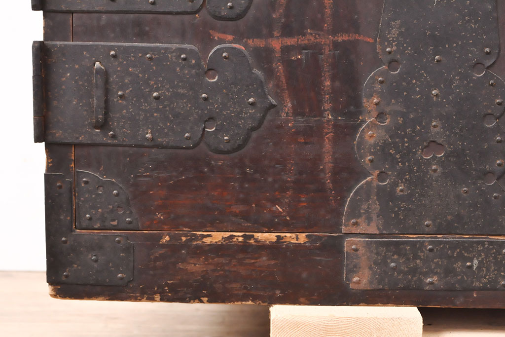 和製アンティーク　ヒノキ材(檜)　歴史を感じさせる十字金具が趣溢れる観音開きの時代箪笥(テレビ台、和たんす、ローボード、ローチェスト、引き出し)(R-053513)