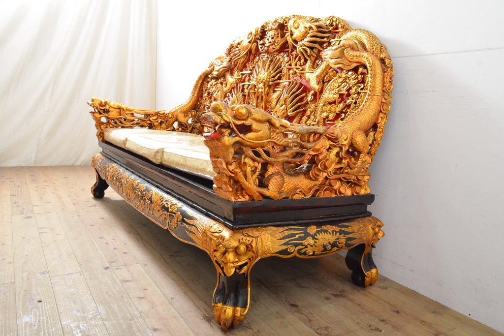 ヴィンテージ家具　超激レア!!　中国美術　王座デザイン　皇帝　黄金に輝く龍の彫刻が高貴な雰囲気を高める3人掛けソファ(ソファベンチ、3P、ビンテージ、チェア、イス、椅子)(R-059282)