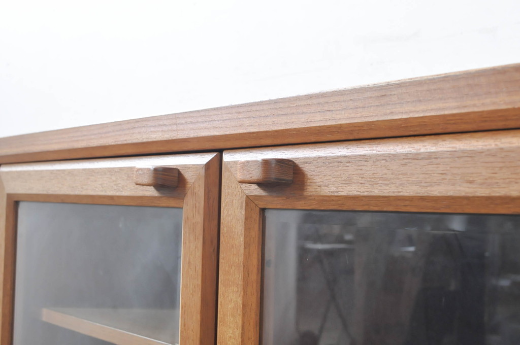 和製ビンテージ　伊勢丹取り扱い　チーク材のシンプルなサイドキャビネット(ガラスキャビネット、ガラスケース、飾り棚、収納棚、ヴィンテージ)(R-068971)
