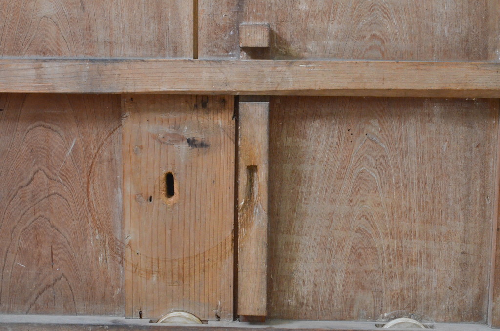 アンティーク建具　総欅(ケヤキ)材　漆塗りが美しい格子蔵戸1枚(引き戸、格子戸、玄関戸)(R-068733)