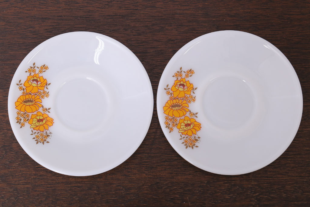 アンティーク雑貨　イギリスビンテージ　JAJ　パイレックス　Sunflower(サンフラワー)シリーズ　ミルクガラスのカップ&ソーサー&プレート(トリオ)2客セット(洋食器)