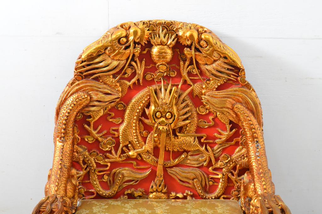 ヴィンテージ家具　超激レア!!　中国美術　王座デザイン　皇帝　黄金に輝く龍の彫刻が高貴な雰囲気を高める1人掛けソファ(1P、ビンテージ、アームソファ、アームチェア、イス、椅子)(R-059286)