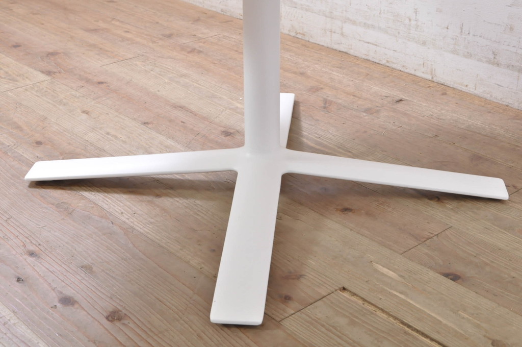 中古　美品　Cassinaixc.(カッシーナイクスシー)　FLOW(フロー)　真っ白なカラーリングにシンプルなデザインが存在感を放つ特注サイズ(セミオーダー)のセンターテーブル(ラウンドテーブル、丸テーブル、ローテーブル、リビングテーブル)(R-069777)