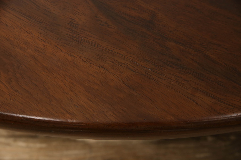 中古　美品　昭和後期　天板一枚板　極厚天板　シックな色合いと丸みを帯びた脚が和モダンな雰囲気を醸し出す丸テーブル(ちゃぶ台、座卓、ローテーブル、センターテーブル)(R-062759)