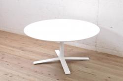 中古　美品　Cassinaixc.(カッシーナイクスシー)　FLOW(フロー)　真っ白なカラーリングにシンプルなデザインが存在感を放つ特注サイズ(セミオーダー)のセンターテーブル(ラウンドテーブル、丸テーブル、ローテーブル、リビングテーブル)(R-069781)