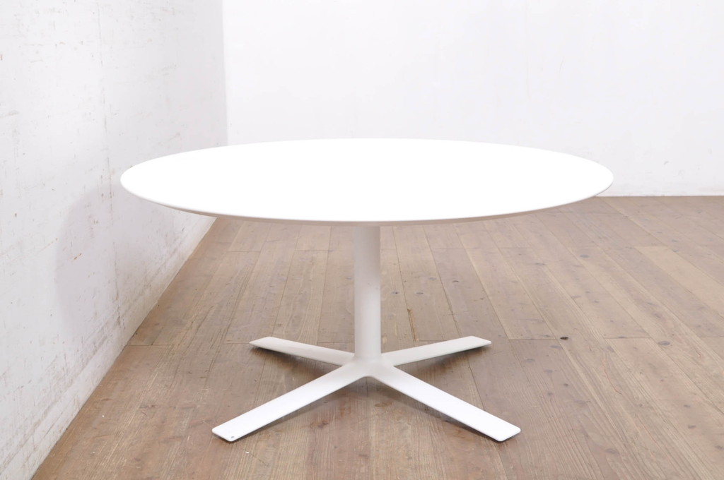 中古　美品　Cassinaixc.(カッシーナイクスシー)　FLOW(フロー)　真っ白なカラーリングにシンプルなデザインが存在感を放つ特注サイズ(セミオーダー)のセンターテーブル(ラウンドテーブル、丸テーブル、ローテーブル、リビングテーブル)(R-069781)