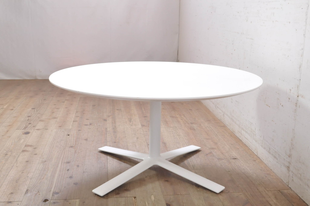 中古　美品　Cassinaixc.(カッシーナイクスシー)　FLOW(フロー)　真っ白なカラーリングにシンプルなデザインが存在感を放つ特注サイズ(セミオーダー)のセンターテーブル(ラウンドテーブル、丸テーブル、ローテーブル、リビングテーブル)(R-069782)