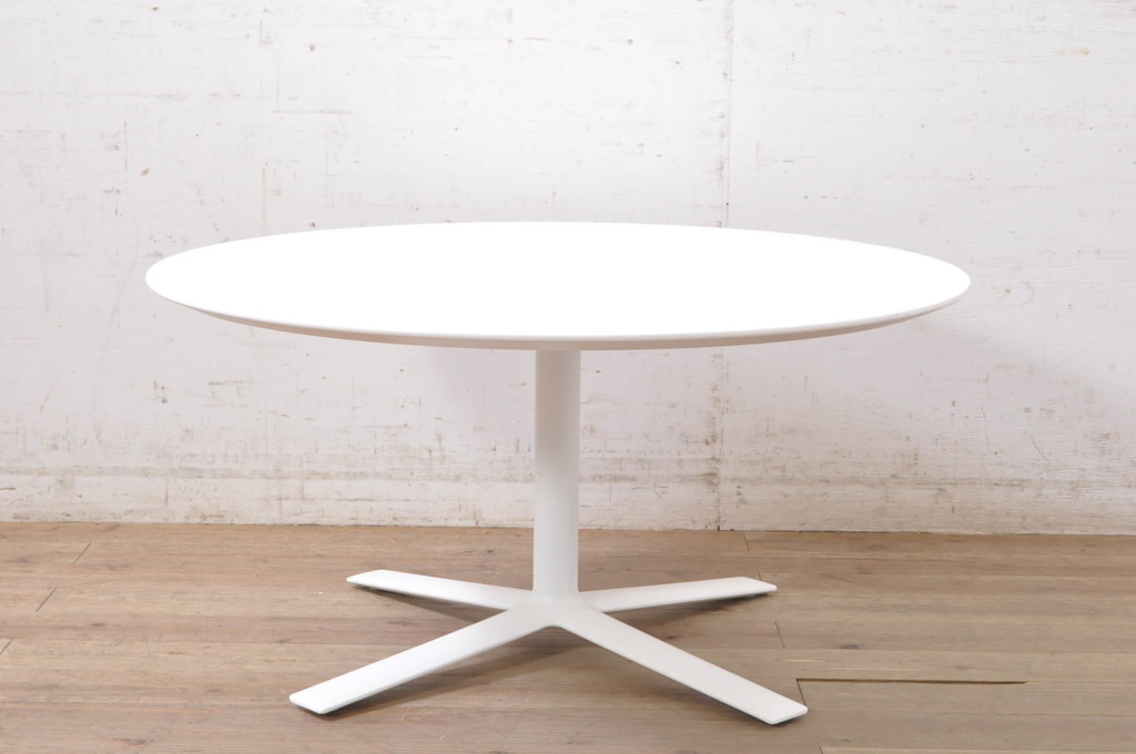 中古　美品　Cassinaixc.(カッシーナイクスシー)　FLOW(フロー)　真っ白なカラーリングにシンプルなデザインが存在感を放つ特注サイズ(セミオーダー)のセンターテーブル(ラウンドテーブル、丸テーブル、ローテーブル、リビングテーブル)(R-069783)
