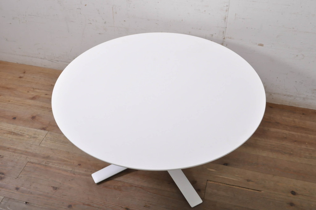 中古　美品　Cassinaixc.(カッシーナイクスシー)　FLOW(フロー)　真っ白なカラーリングにシンプルなデザインが存在感を放つ特注サイズ(セミオーダー)のセンターテーブル(ラウンドテーブル、丸テーブル、ローテーブル、リビングテーブル)(R-069784)