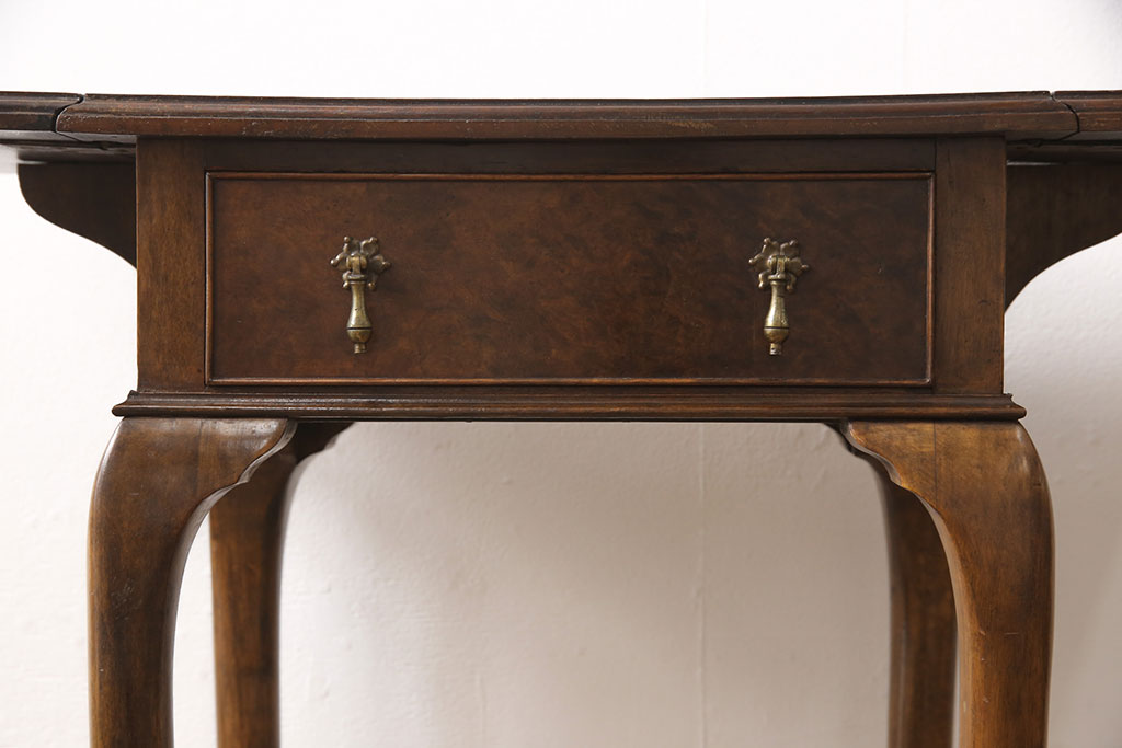 高級品　イギリスアンティーク　ウォールナット材　すらりと伸びた脚が優雅で美しいバタフライサイドテーブル(サイドチェスト、コンソールテーブル、飾り台)(R-052765)