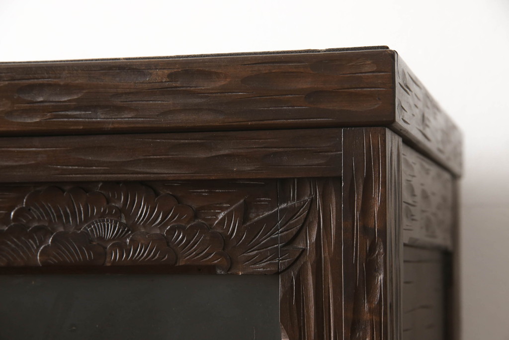 和製ビンテージ　軽井沢彫り　隅々まで施された牡丹の彫りが美しい食器棚(カップボード、キャビネット、収納棚、戸棚、飾り棚、ヴィンテージ)(R-063419)