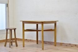 アンティーク家具　可愛いデザイン!ブナ材のアンティークテーブル