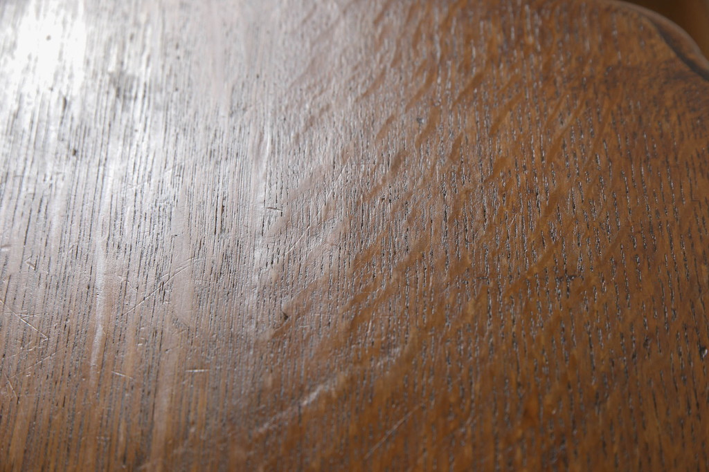 イギリスアンティーク　オーク材　天板のデザインが可愛らしいツイストレッグサイドテーブル(カフェテーブル、コーヒーテーブル)(R-060855)