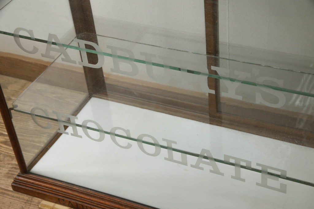 イギリスアンティーク　Lloyd’s Antiques(ロイズ・アンティークス)取り扱い　マホガニー材　お洒落なディスプレイが叶うガラスケース(ショーケース、陳列棚、飾り棚、店舗什器)(R-063970)