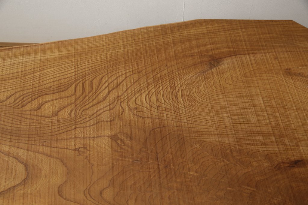【オーダー家具実例】ジョージナカシマのデザインを参考にご要望サイズにてセンターテーブルを新規製作しました。欅材の一枚板を使用し、天板の形を活かした仕上がりに!(総欅(ケヤキ)材、ローテーブル、リビングテーブル、ジョージナカシマ風)