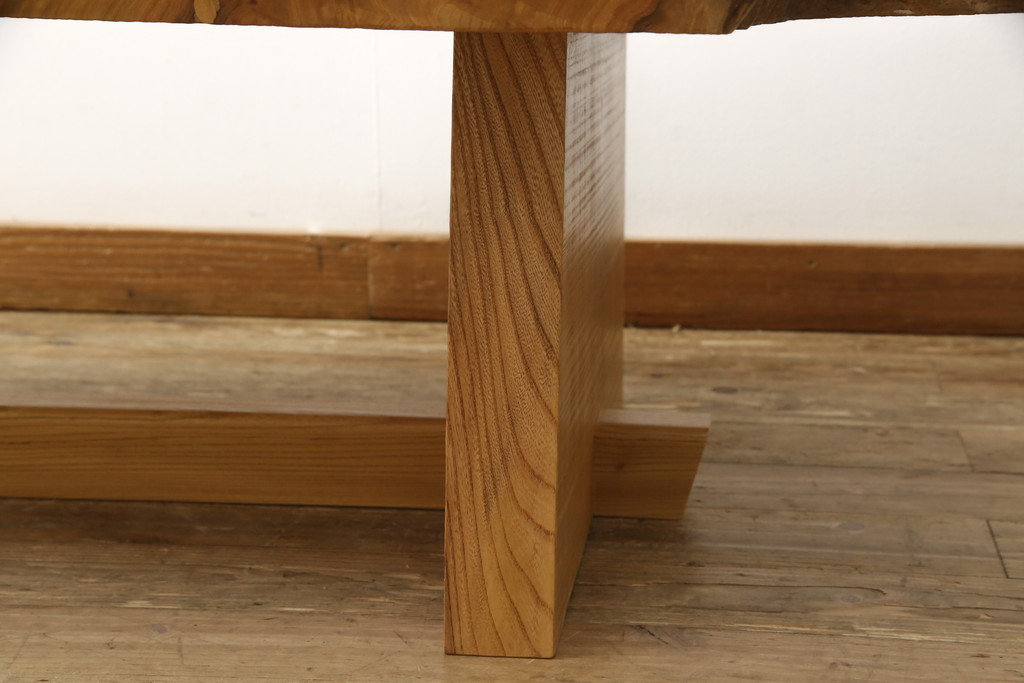 【オーダー家具実例】ジョージナカシマのデザインを参考にご要望サイズにてセンターテーブルを新規製作しました。欅材の一枚板を使用し、天板の形を活かした仕上がりに!(総欅(ケヤキ)材、ローテーブル、リビングテーブル、ジョージナカシマ風)